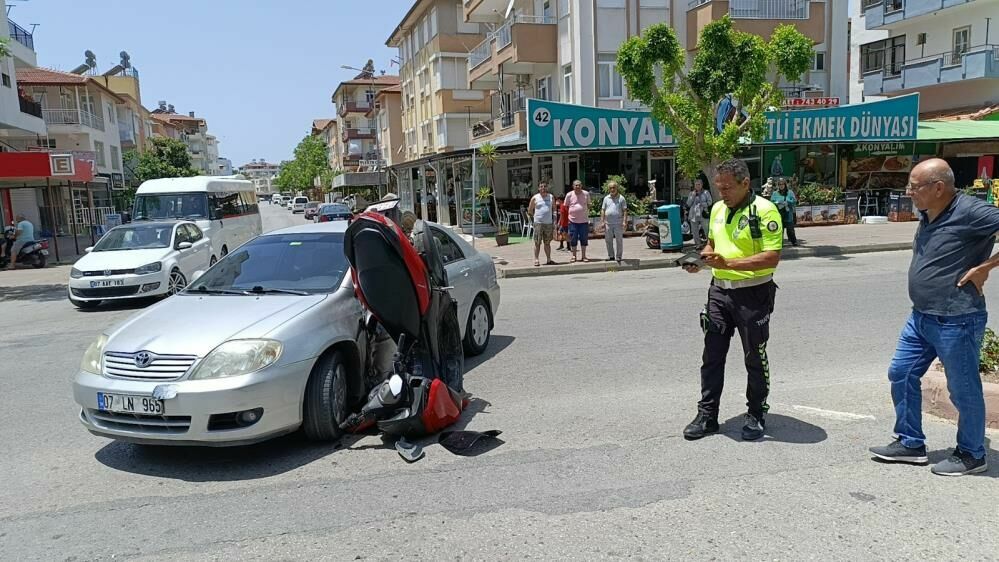 Manavgat'ta U dönüşü yapan araca çarpan motosikletteki 2 kişi yaralandı