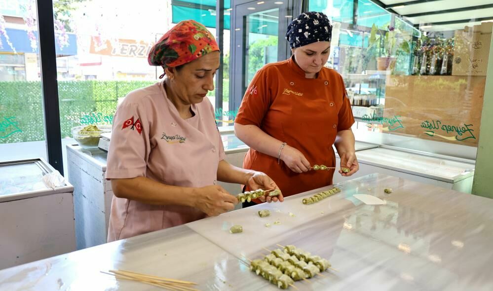 Adanalı tatlıcı geleneksel katmeri çöp şiş katmere dönüştürdü