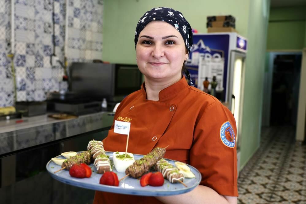 Adanalı tatlıcı geleneksel katmeri çöp şiş katmere dönüştürdü