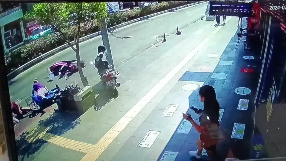 Antalya'da elektrikli bisiklet kazası: Sürücü yaralı kadını bırakıp kaçtı