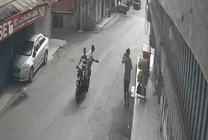 Adana’da Motosikletle Geçerken Sokaktakilere Ateş Açtılar 2