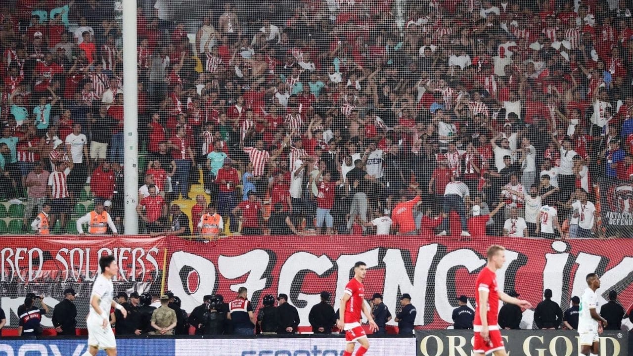 Antalyasporlu Taraftarlar Yönetime İstifa Çağrısında Bulundu