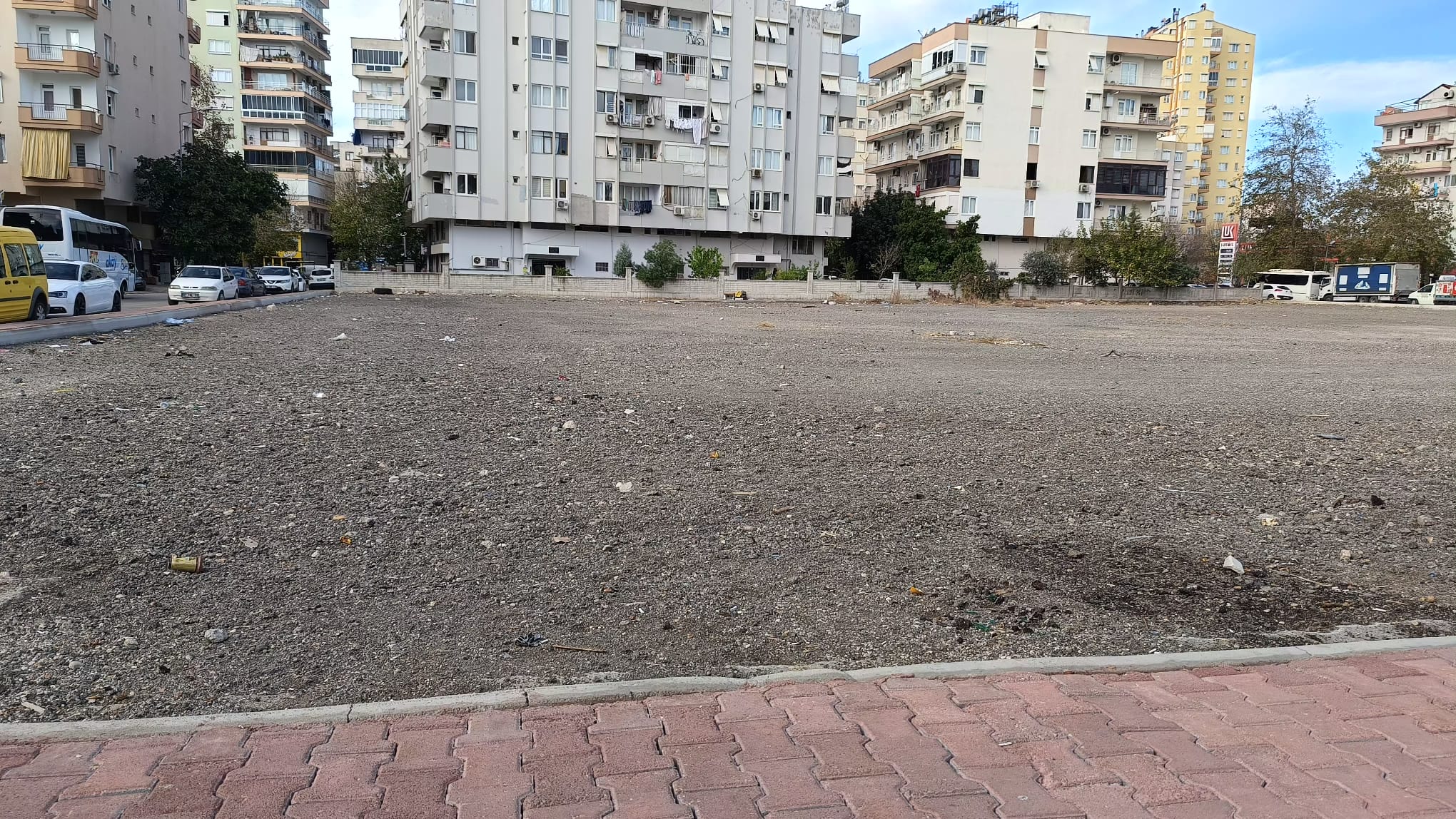 Muratpaşa'da Mahalleli Hem Okuldan Hem Pazardan Oldu
