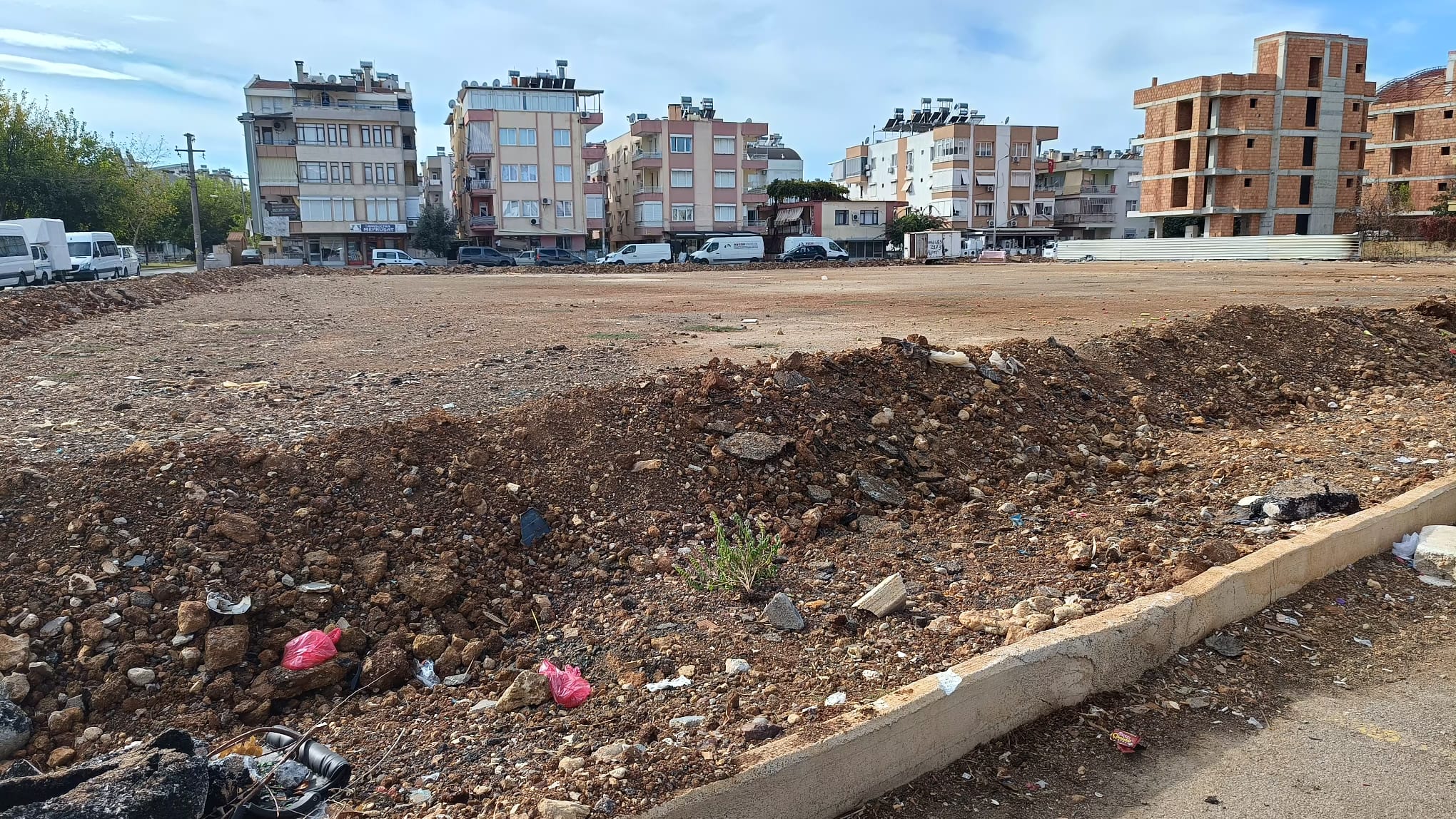 Muratpaşa'da Mahalleli Hem Okuldan Hem Pazardan Oldu