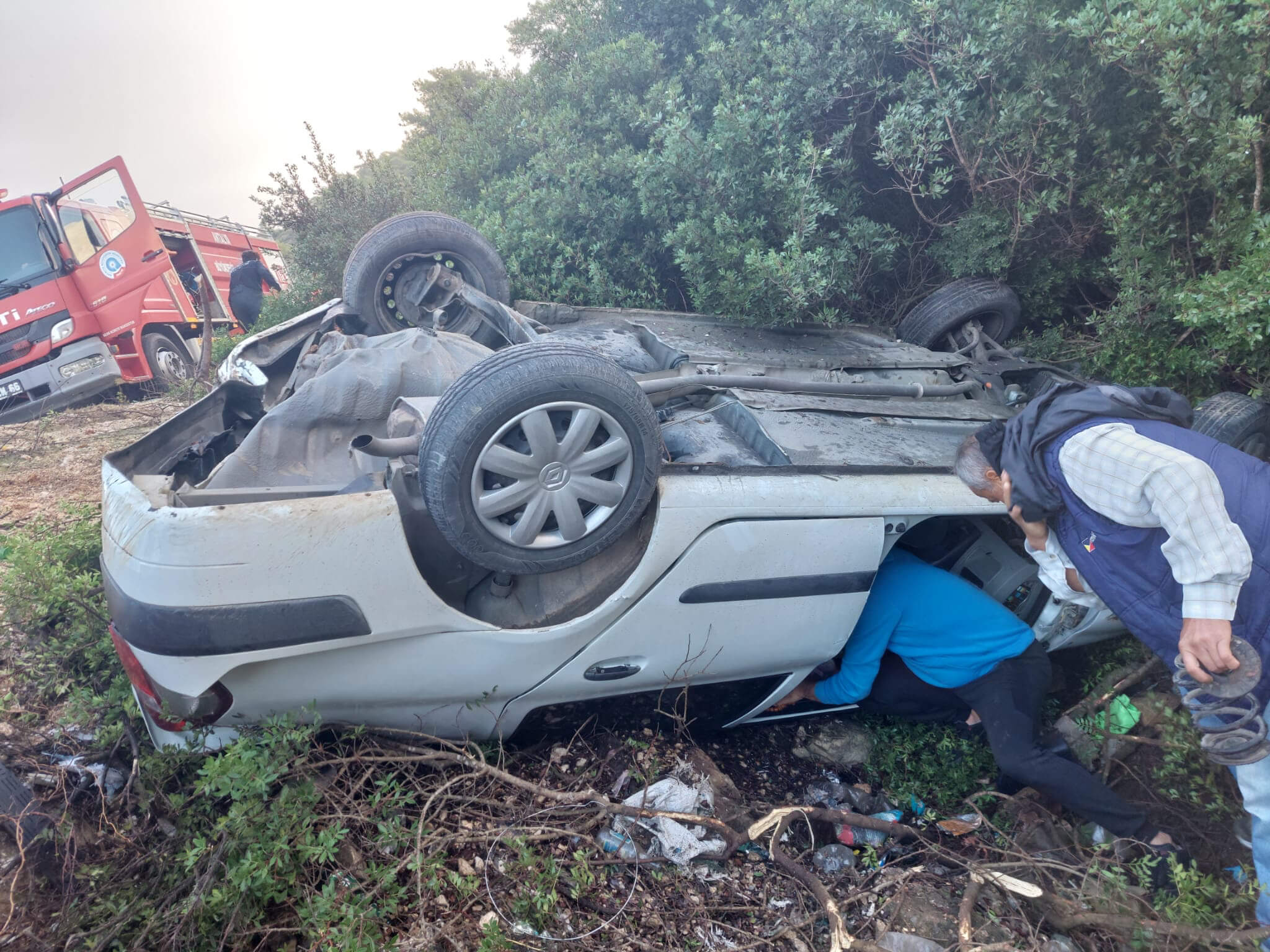 Kaş'ta Otomobil Kayalıklara Çarptı 1'i Bebek 3 Yaralı