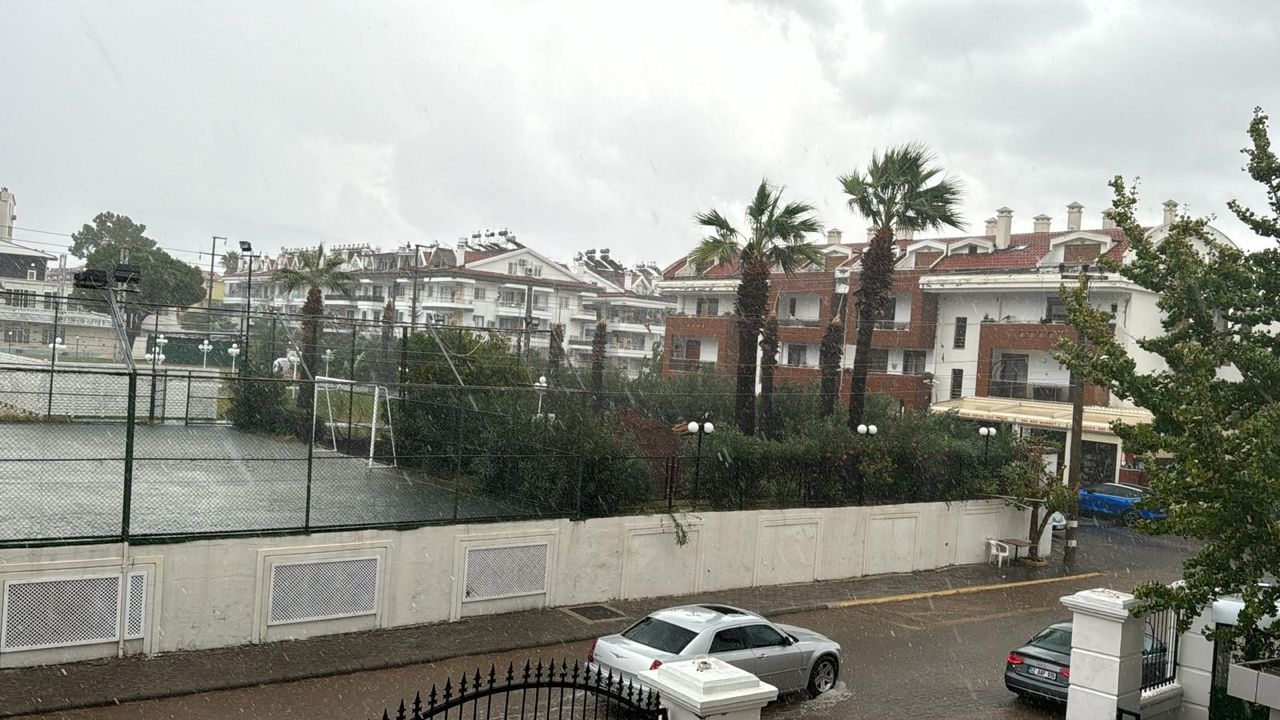Marmaris'te Kuvvetli Fırtına İş Yerlerini Su Bastı  2