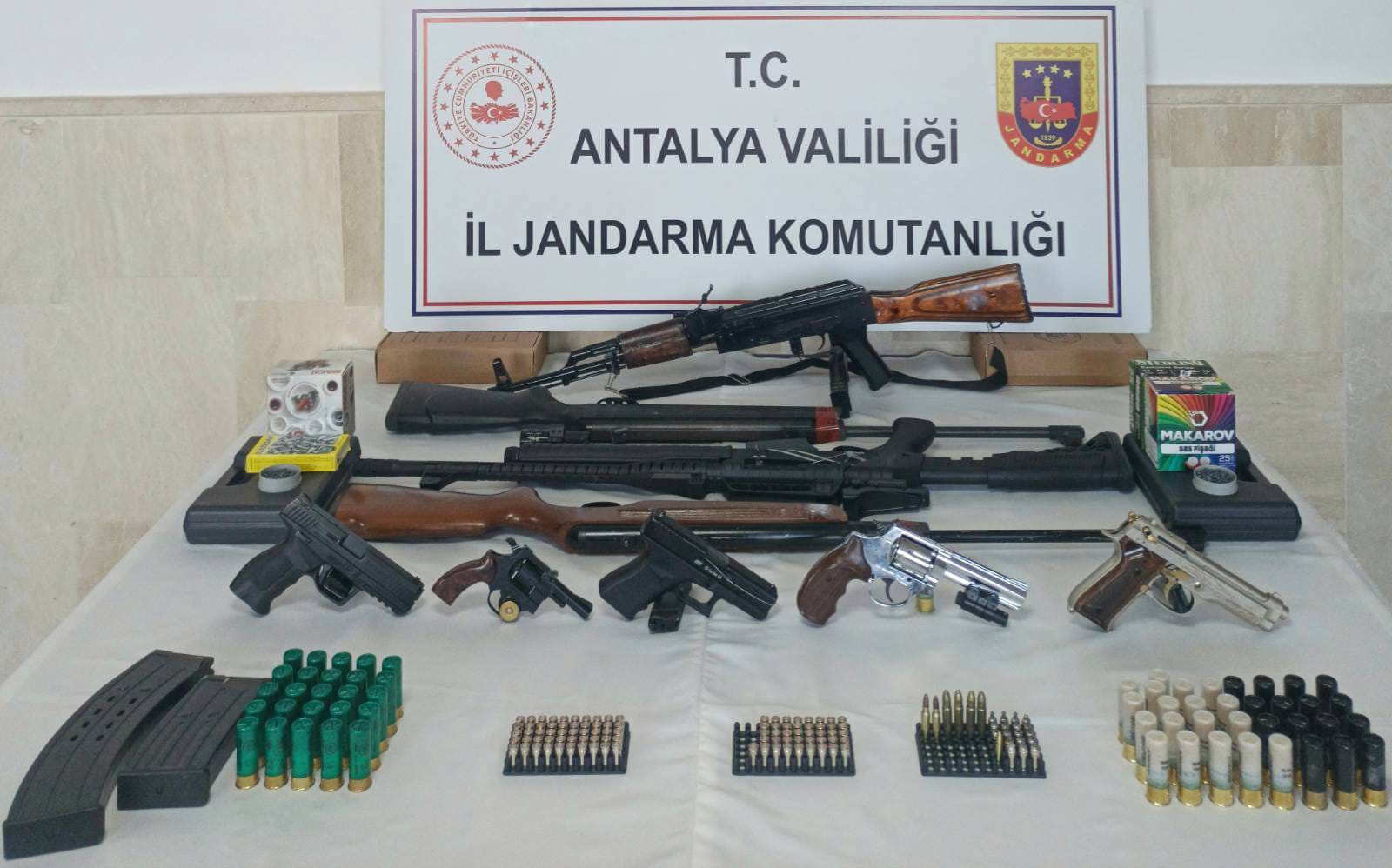 Korkuteli’de-JASAT’tan-Suçlulara-Şafak-Operasyonu-1