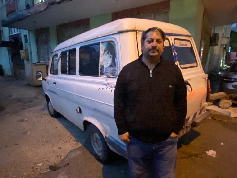 Antalya'nın Serik ilçesinde nostalji tutkunu bir minibüs sahibinin aracından teyp çalındı. Araç sahibi flaş belleği geri istedi!
