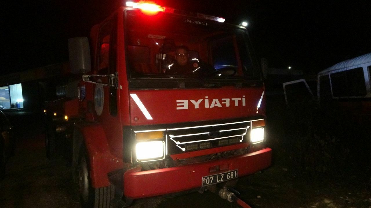 Antalya Manavgat'ta Hurda Lastikler Yandı! D 400 Karayolu Kilitlendi 4