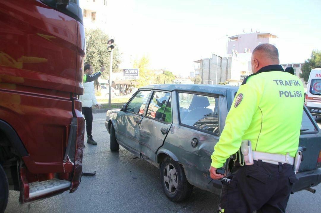 Antalya Serik'te Baba Ile Oğlu Peş Peşe Kaza Yaptı 4