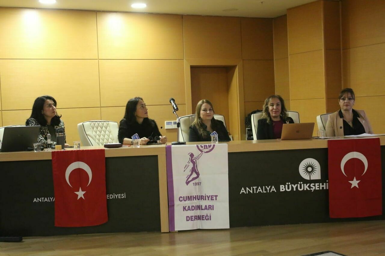 Antalya'da Kadına Yönelik Şiddet ve Medya Paneli 