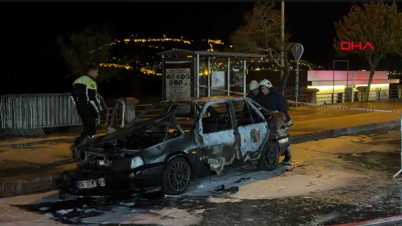 Alanya'da Seyir Halindeki Araç Alev Topuna Döndü  2