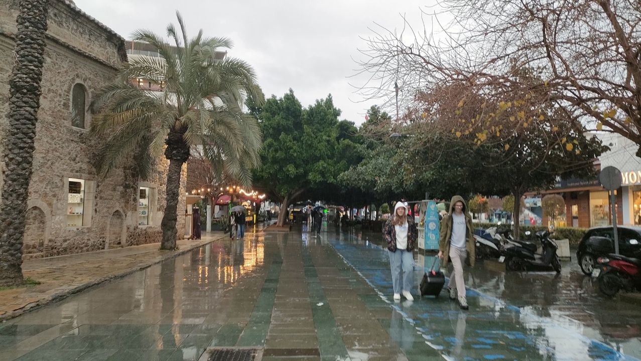 Antalya'da Şiddetli Yağış Etkili Oluyor 2