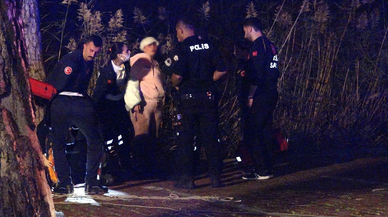 Konyaaltı'nda Bataklığa Saplanan Kadın 4 Saat Mahsur Kaldı 2