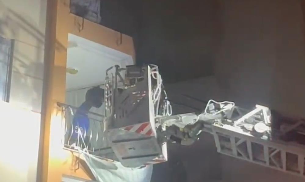 Antalya'da 3 Katlı Binada Yangın! İtfaiye Müdahale Etti