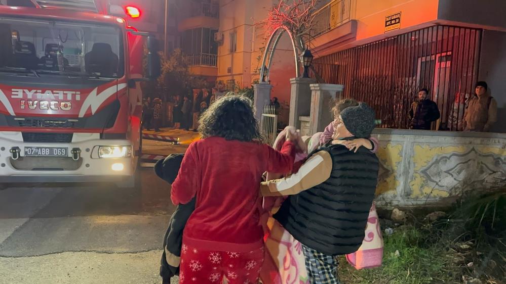 Antalya'da 3 Katlı Binada Yangın! İtfaiye Müdahale Etti
