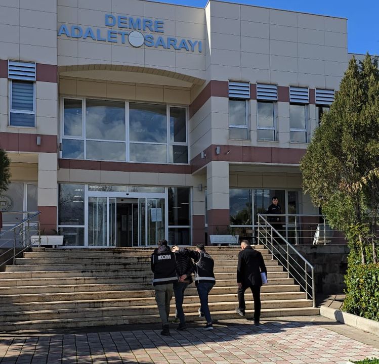 Antalya'da Kamyon Dolusu Kaçak İçki Ve Tütün Yakalandı 2