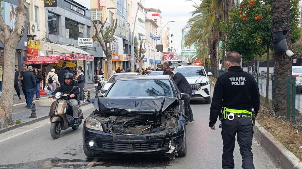 Antalya'da Korkutan Kaza! Okul Servisine Otomobil Çarptı
