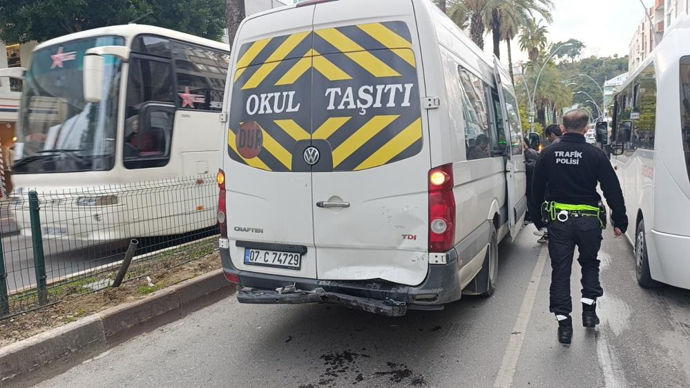 Antalya'da Korkutan Kaza! Okul Servisine Otomobil Çarptı