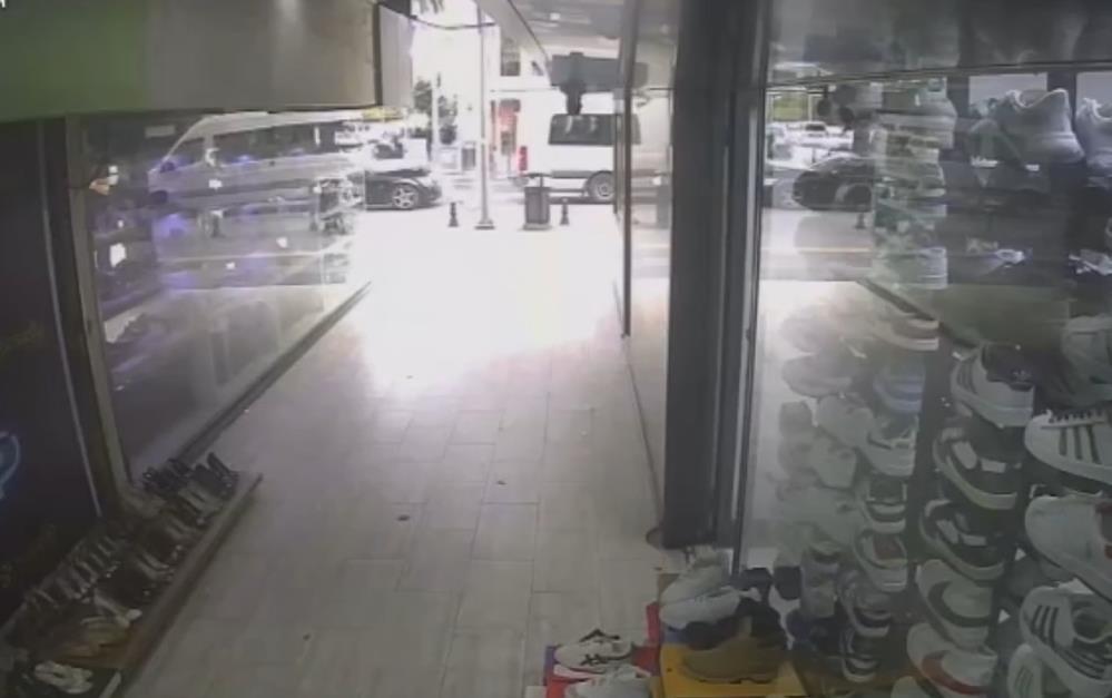 Antalya'da Korkutan Kaza! Okul Servisine Otomobil Çarptı