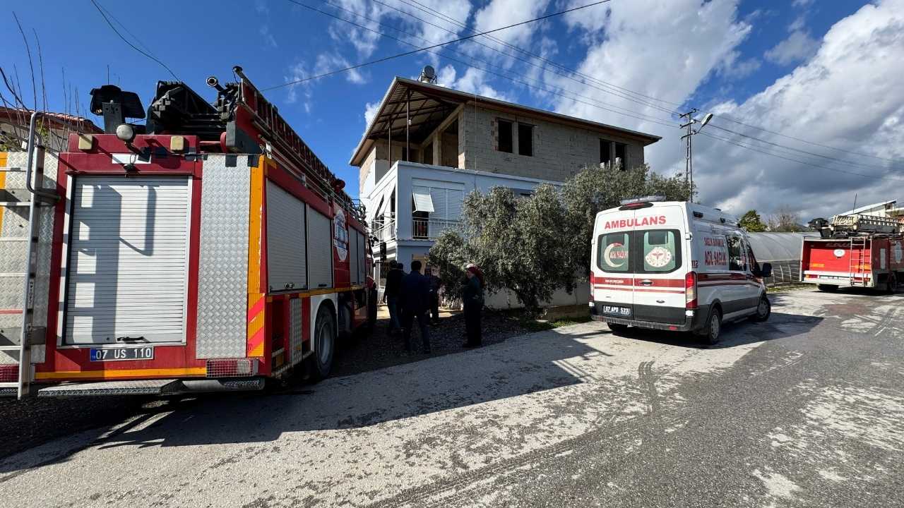 Gazipaşa'da Müstakil Ev Alevlere Teslim Oldu 2