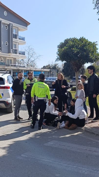 Manavgat Havuzlu Kavşakta Otomobille Elektrikli Bisiklet Çarpıştı 2