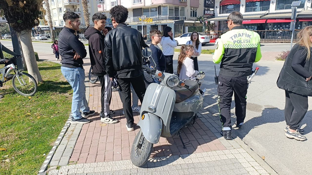 Manavgat Havuzlu Kavşakta Otomobille Elektrikli Bisiklet Çarpıştı 3