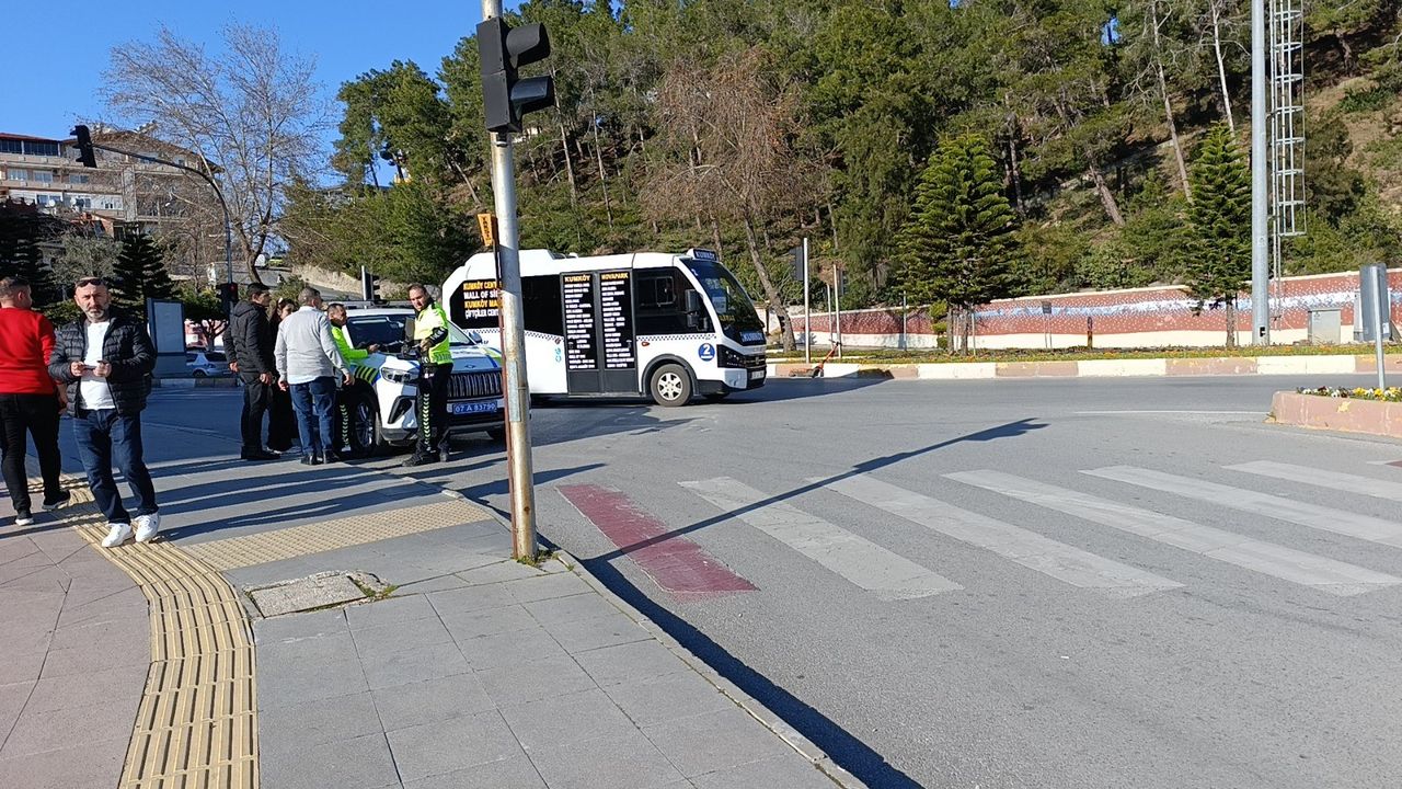 Manavgat'ta Hafif Ticari Araç Yayaya Çarptı 2