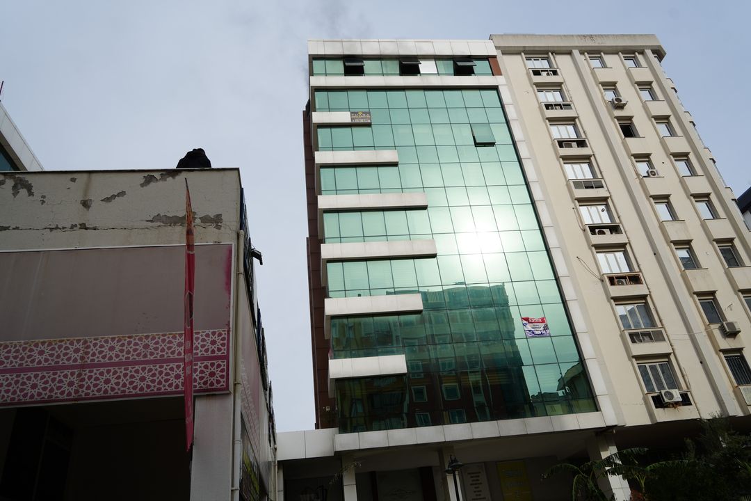 Muratpaşa'da Ofis Tamamen Yandı! Zarar 1 Buçuk Milyon Tl 2