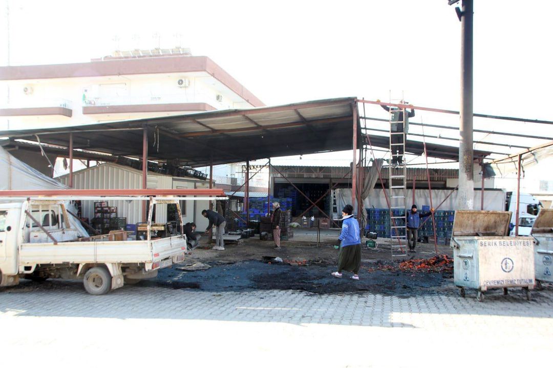 Serik Toptancı Hali'nde Sebze Deposu Kundaklandı! O Anlar Kamerada  2 (2)