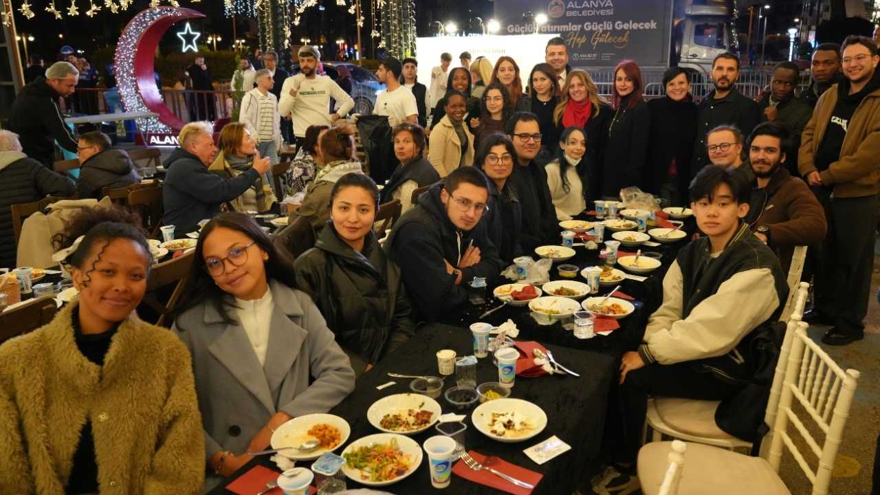 34 Ülkeden 450 ‘Yeni Antalyalı’ İftarda Buluştu 3