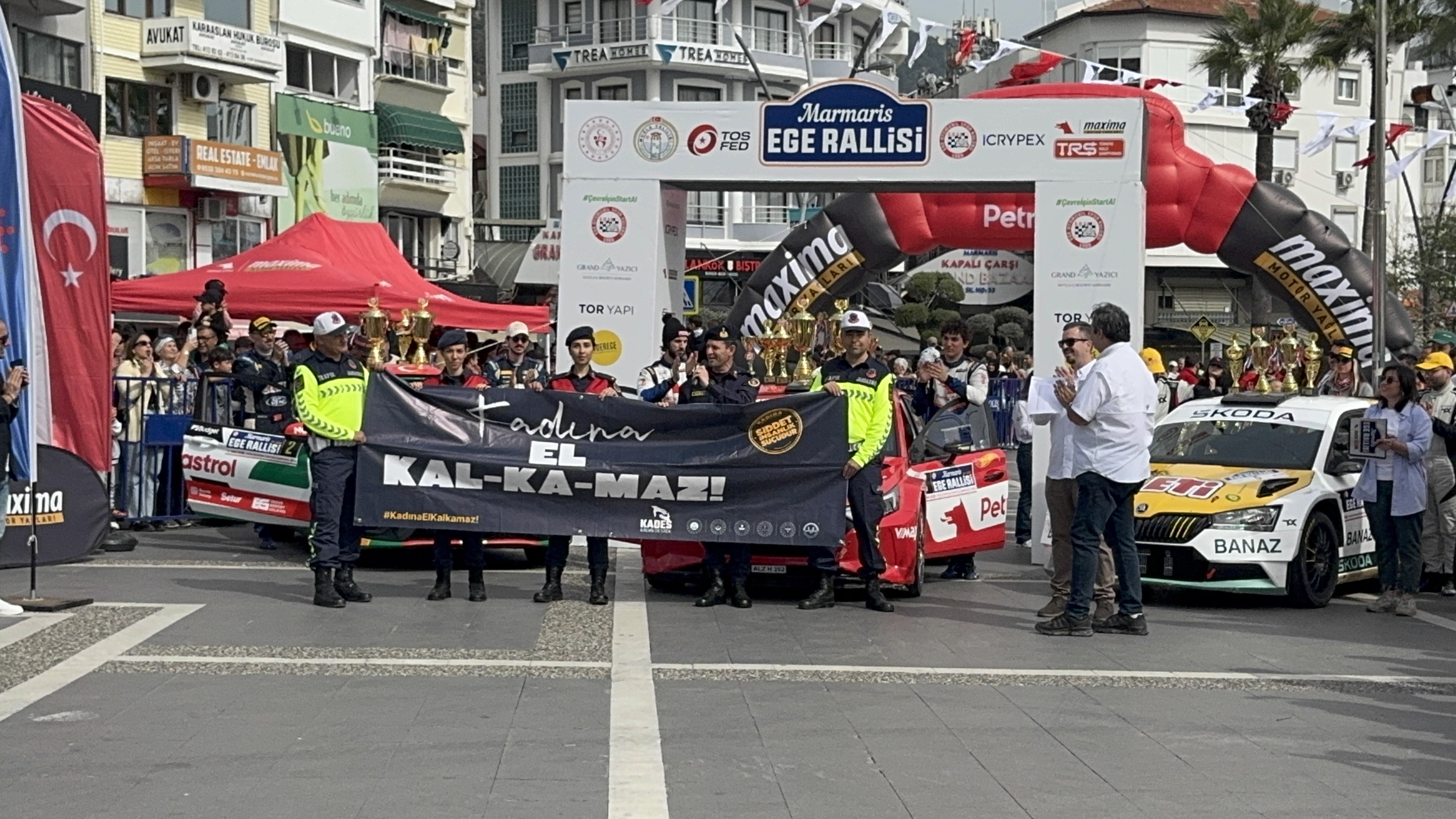 Kadına el kalkmaz pankartı 