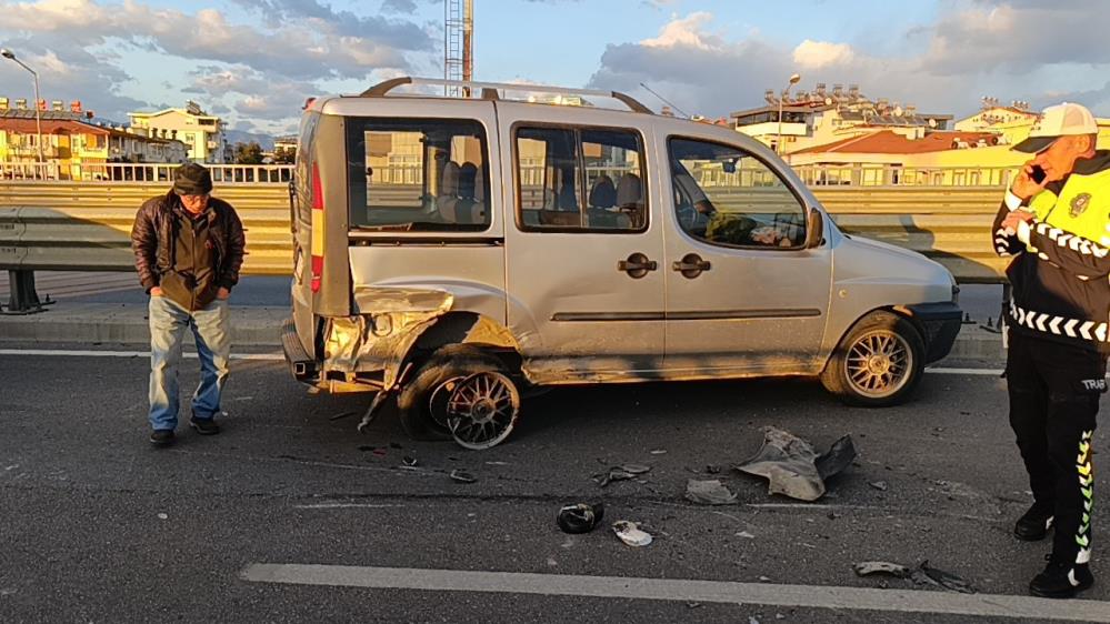 Alanya'da Bariyerlere Çarpan Araç Zincirleme Kazaya Neden Oldu