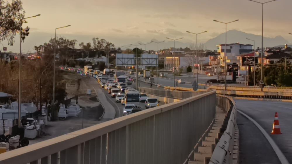 Alanya'da Bariyerlere Çarpan Araç Zincirleme Kazaya Neden Oldu