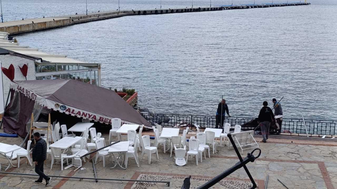 Alanya'da Fırtına Yıktı Geçti! Elektrik Kesintileri Bezdirdi 4