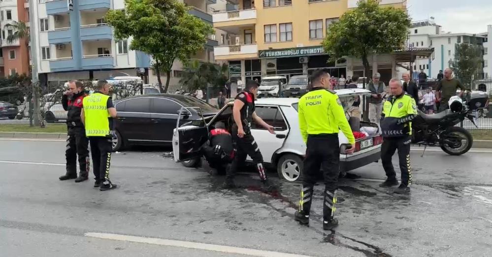 Alanya'da Polisin "Dur" İhtarına Uymadı! Ters Yöne Girdi Kaza Yaptı