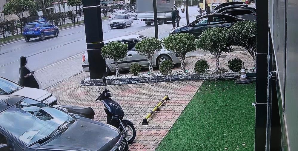 Alanya'da Polisin "Dur" İhtarına Uymadı! Ters Yöne Girdi Kaza Yaptı