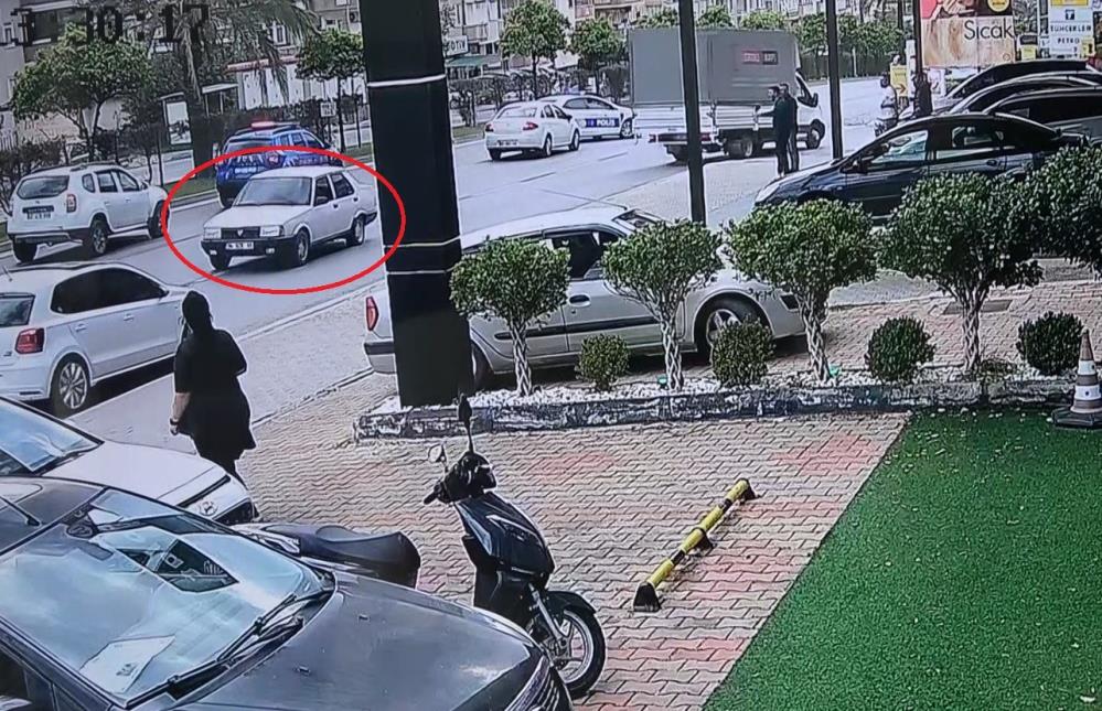 Alanya'da Polisin "Dur" İhtarına Uymadı! Ters Yöne Girdi Kaza Yaptı