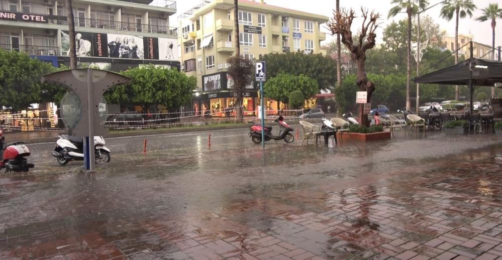Alanya’da Sıcak Hava Yerini Soğuk ve Yağmurlu Havaya Bıraktı