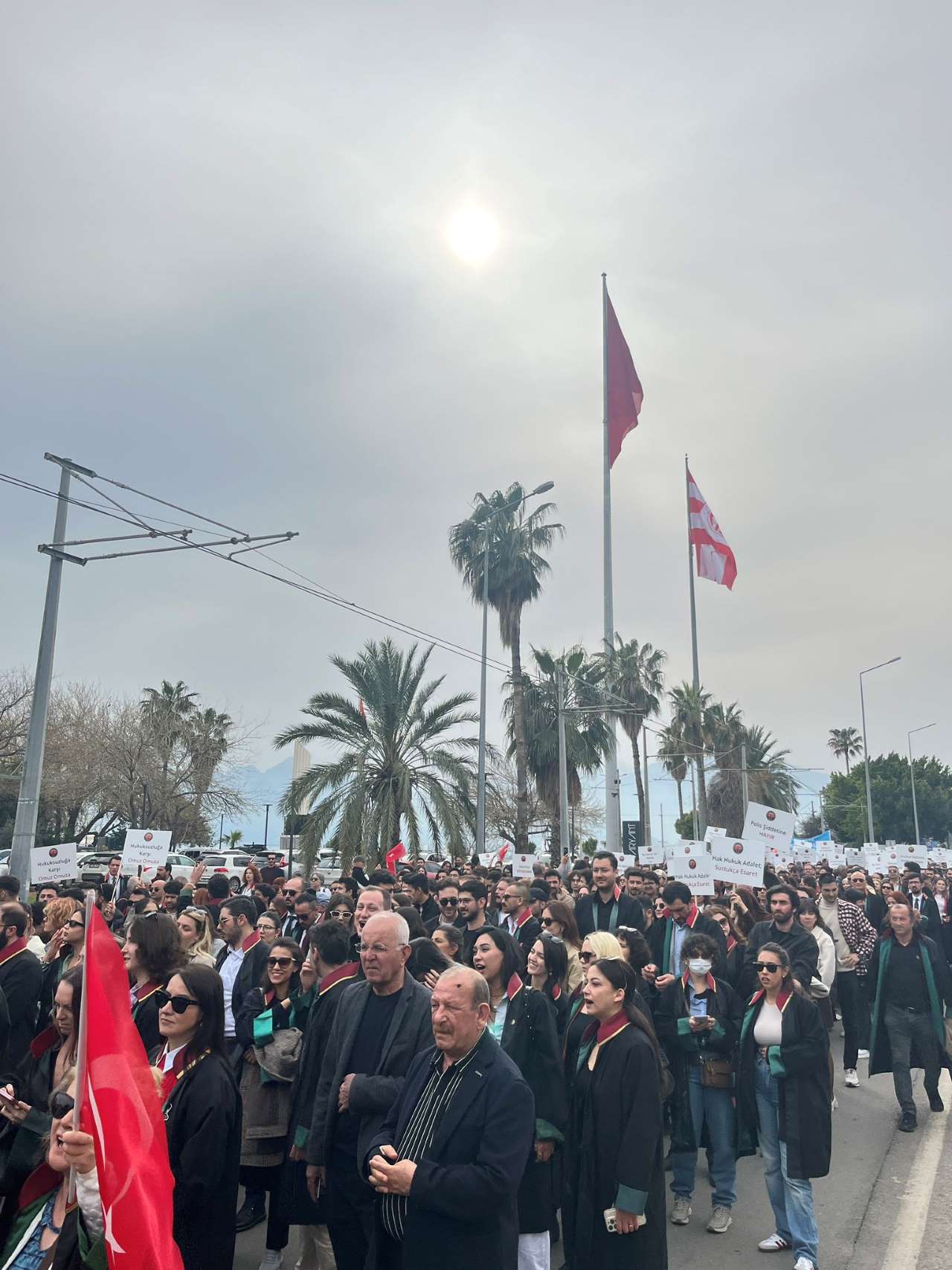 Antalya Barosu’ndan İmamoğlu Eylemlerine Destek Yürüyüşü