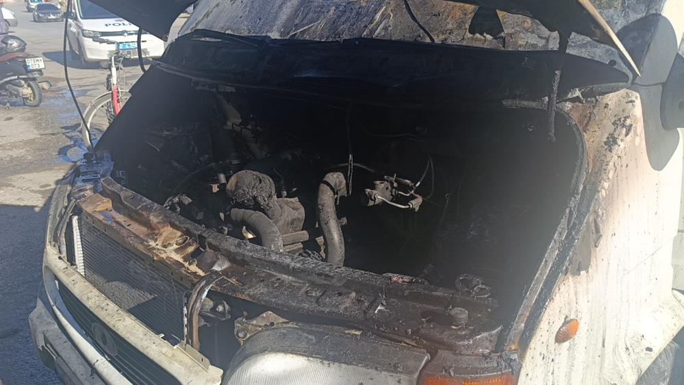 Antalya'da Kaportacıya Bırakılan Araç Alev Alev Yandı