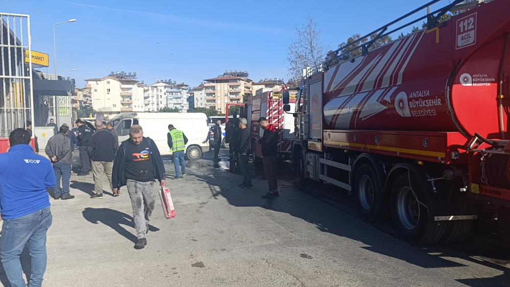 Antalya'da Kaportacıya Bırakılan Araç Alev Alev Yandı