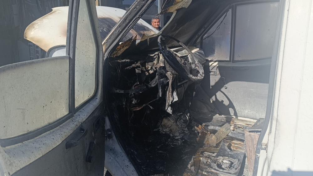 Antalya'da Kaportacıya Bırakılan Araç Alev Alev Yandı
