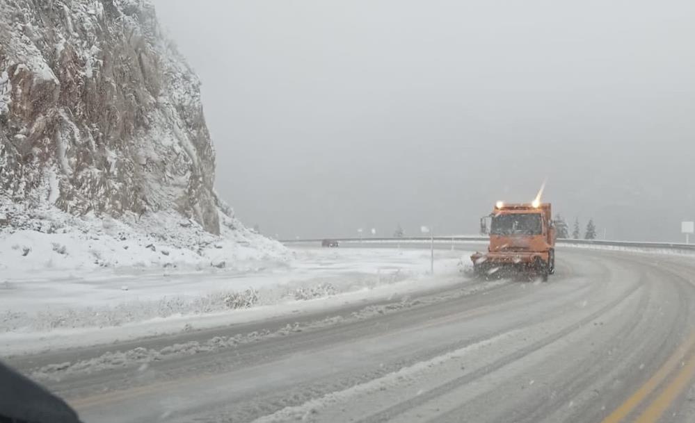 Antalya'da Kar Yağışı Başladı! Yollar Kapandı