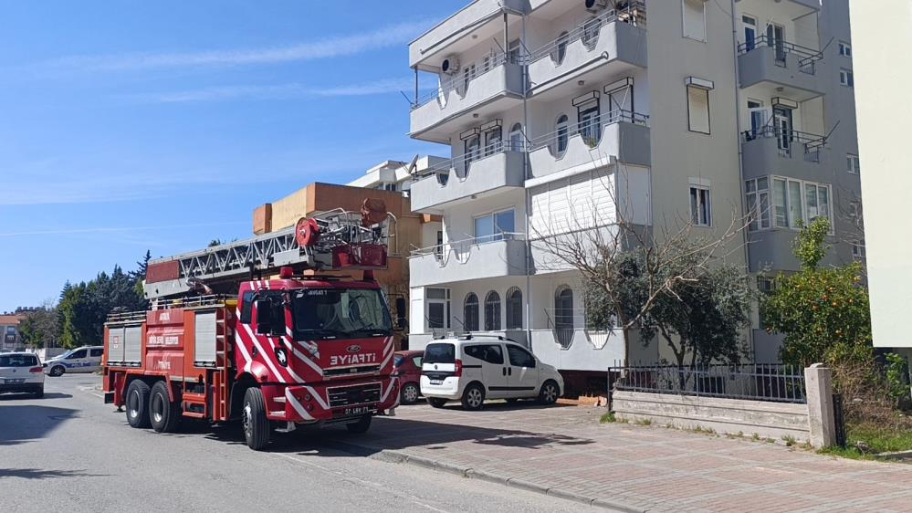 Antalya'da Korkutan Yangın! Güneşlik ve Çamaşırlar Yandı
