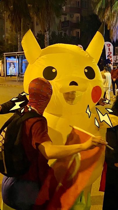 Antalya'da Polisten Kaçan Pikachu'ya Ücretsiz Ayak Masajı 3