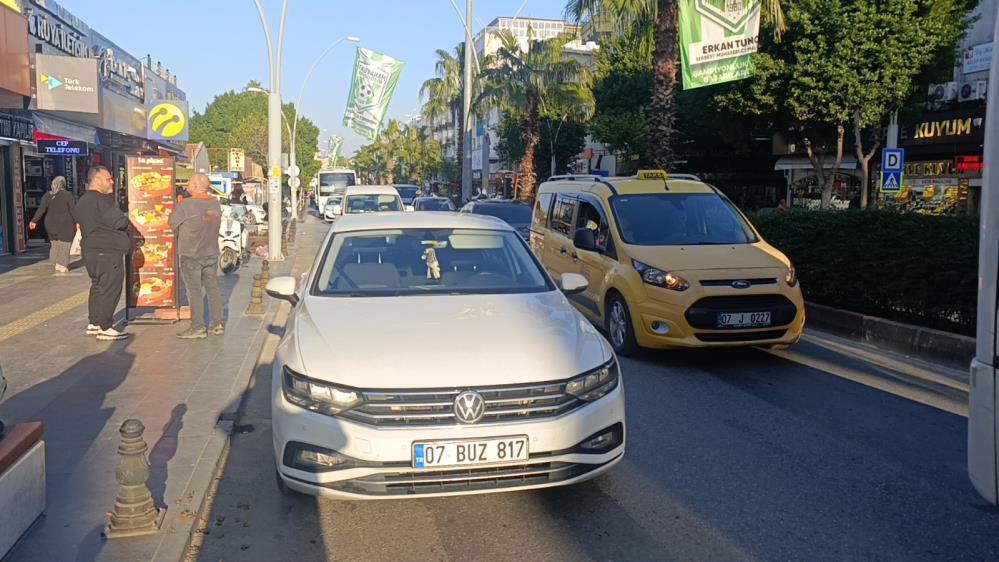 Antalya'da Yola Fırlayan Genç Kıza Otomobil Çarptı