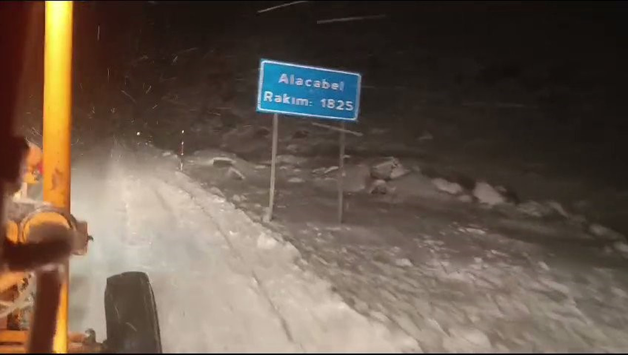 Antalya'ya Kar Yağdı! 10 Kilometrede Etkili Oldu 3