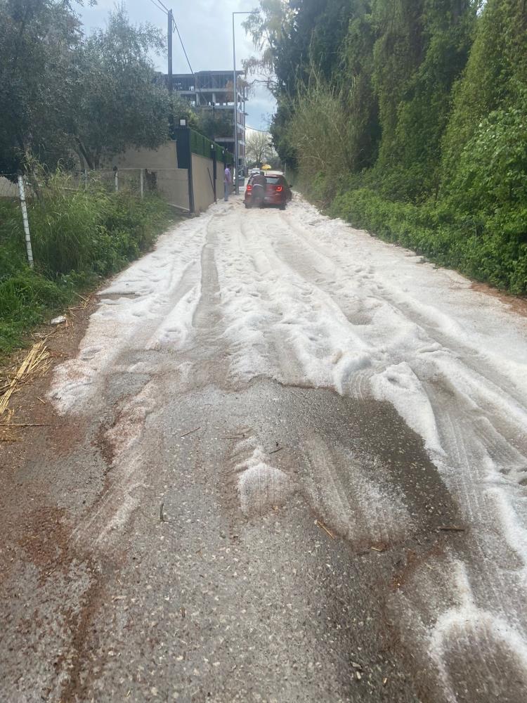 Bayram Sabahı Antalya’ya Dolu Sürprizi! Yollar Beyaza Büründü
