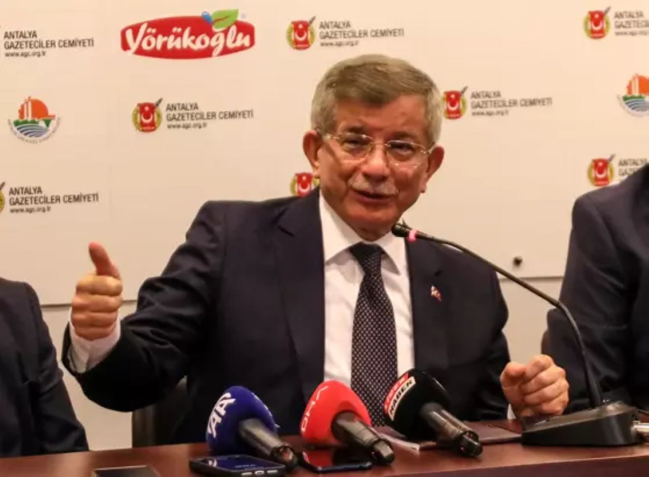 Davutoğlu Antalya’da AKP’ye Geçen Vekile Ateş Püskürdü